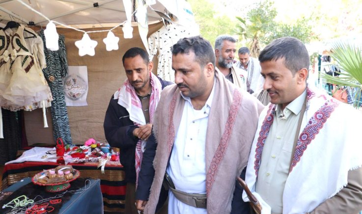 أمين عام الاتحاد التعاوني يطّلع على معروضات الأسر المنتجة في مهرجاني "فرحة العيد" و"خير ما أنتجته أيادينا"